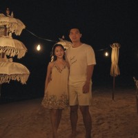 Saat makan malam bersama keluarga, aktris berusia 31 tahun ini mengenakan mini dress putih tanpa lengan yang dipercantik dengan detail bordir bunga di bagian sisi.  Foto: dok. Instagram @nikitawillyofficial94