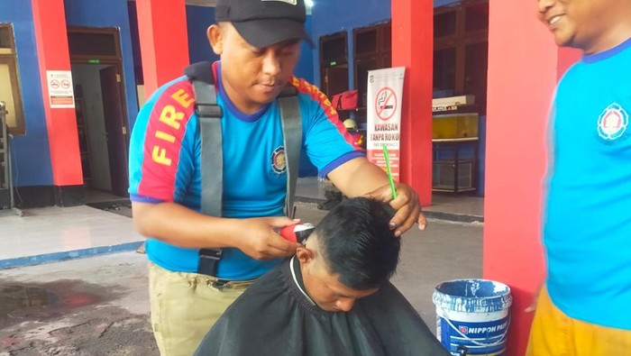 ODGJ di Surabaya minta potong rambut ke Damkar