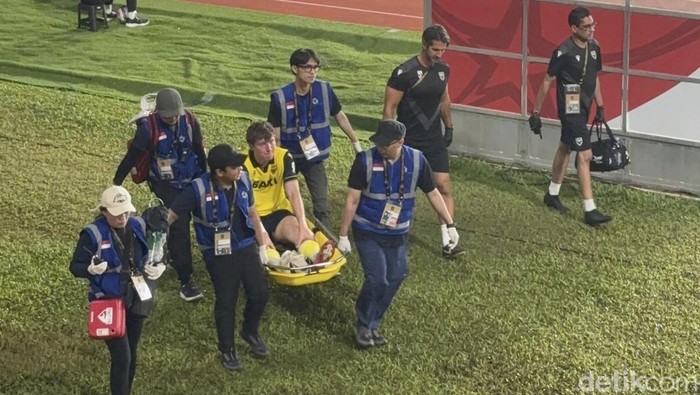 Ole Romeny saat ditandu keluar lapangan usai dilanggar pemain Arema FC, Paulinho