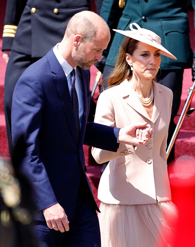 Pada Selasa (8/7/2025), Pangeran dan Putri Wales tertangkap kamera bergandengan tangan di tengah acara penyambutan resmi di Windsor Castle. Momen manis ini terjadi saat keduanya menuruni Royal Dais di Datchet Road, Inggris. Foto: Getty Images/Max Mumby/Indigo