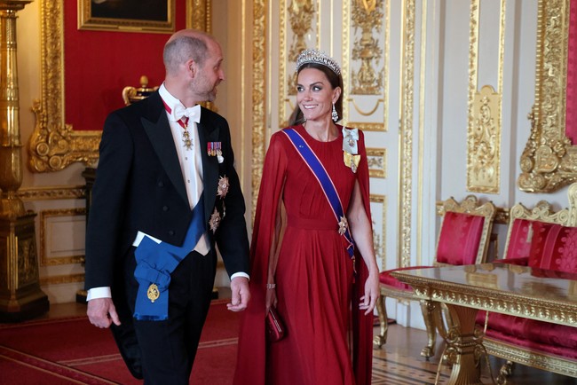 Dalam momen mesra tersebut, Pangeran William dan Kate Middleton juga menjalankan peran penting dalam kunjungan kenegaraan ini. Keduanya ditugaskan menyambut Presiden Emmanuel Macron dan sang istri, Brigitte Macron, di RAF Northolt atas nama Raja Charles III. Foto: via REUTERS/LUDOVIC MARIN