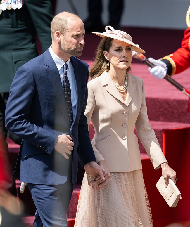 Gestur sederhana cukup mencuri perhatian karena menjadi pemandangan langka dari pasangan kerajaan yang biasanya menjaga jarak di depan publik. Banyak yang menduga, selain sebagai gestur kasih sayang, William juga membantu Kate menjaga keseimbangan saat menuruni tangga karena sang putri mengenakan sepatu hak tinggi. Foto: Samir Hussein/WireImage/Samir Hussein