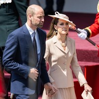 Gestur sederhana cukup mencuri perhatian karena menjadi pemandangan langka dari pasangan kerajaan yang biasanya menjaga jarak di depan publik. Banyak yang menduga, selain sebagai gestur kasih sayang, William juga membantu Kate menjaga keseimbangan saat menuruni tangga karena sang putri mengenakan sepatu hak tinggi. Foto: Samir Hussein/WireImage/Samir Hussein
