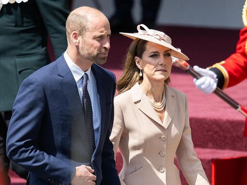 Pangeran William dan Kate Middleton di Windsor Pangeran William dan Putri Catherine alias Kate Middleton bergandengan tangan saat berjalan di Royal Dais, Datchet Road, setelah penyambutan resmi Presiden Prancis Emmanuel Macron dan Brigitte Macron pada hari pertama Kunjungan Kenegaraan mereka ke Inggris Raya pada 8 Juli 2025 di Windsor, Inggris. Presiden Emmanuel Macron dan Brigitte Macron mengunjungi Inggris Raya dalam kunjungan kenegaraan pertama yang dilakukan Prancis dalam 17 tahun.