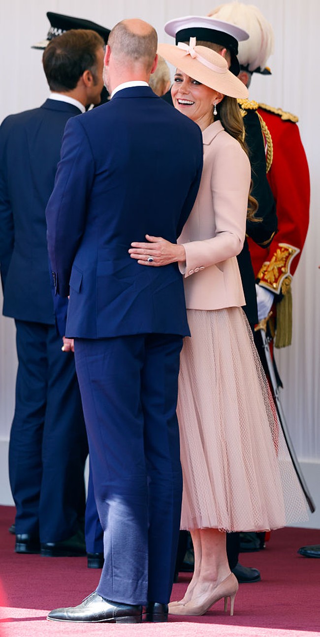 Selama ini, Pangeran William dan Kate dikenal jarang memperlihatkan kemesraan berlebihan di muka umum, mengikuti kebiasaan generasi kerajaan sebelumnya yang memilih bersikap formal dan menjaga batas privasi. Namun, belakangan keduanya tampak mulai lebih santai menunjukkan kemesraan. Foto: Getty Images/Max Mumby/Indigo
