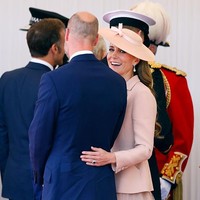 Selama ini, Pangeran William dan Kate dikenal jarang memperlihatkan kemesraan berlebihan di muka umum, mengikuti kebiasaan generasi kerajaan sebelumnya yang memilih bersikap formal dan menjaga batas privasi. Namun, belakangan keduanya tampak mulai lebih santai menunjukkan kemesraan. Foto: Getty Images/Max Mumby/Indigo