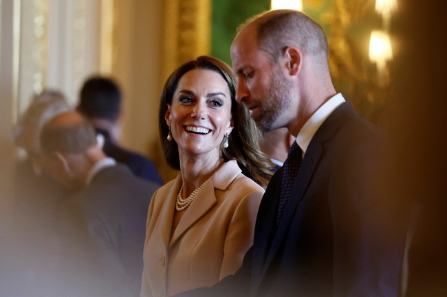 Usai prosesi penyambutan dengan kereta kuda menuju Windsor Castle, termasuk menyaksikan parade militer dan santap siang, Kate Middleton juga sempat memberikan tatapan penuh cinta kepada suaminya saat mereka bersama-sama melihat koleksi benda Royal Collection yang berhubungan dengan Prancis. Foto: via REUTERS/BENJAMIN CREMEL