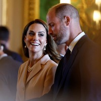 Usai prosesi penyambutan dengan kereta kuda menuju Windsor Castle, termasuk menyaksikan parade militer dan santap siang, Kate Middleton juga sempat memberikan tatapan penuh cinta kepada suaminya saat mereka bersama-sama melihat koleksi benda Royal Collection yang berhubungan dengan Prancis. Foto: via REUTERS/BENJAMIN CREMEL