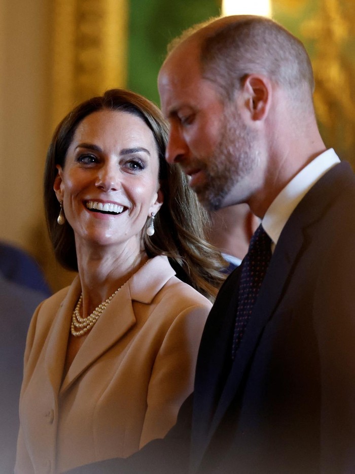 Kate Middleton memandang Pangeran William dalam sebuah pameran seni dari Koleksi Kerajaan di Kastil Windsor, di Windsor, sebelah barat London, pada 8 Juli 2025, pada hari pertama kunjungan kenegaraan tiga hari ke Inggris.