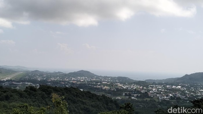 Pemandangan Kota Labuan Bajo dari Natas Parapuar.