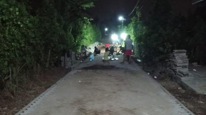 Warga Dusun Mulyoasri, Desa Sumbermulyo, Pesanggaran, Banyuwangi goton royon bangun pavingisasi hingga lembur tengah malam