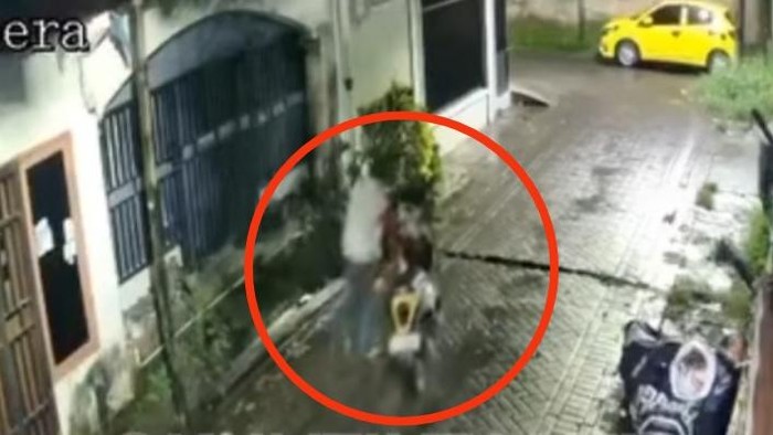 Pelaku pencurian motor di Makassar terekam CCTV.