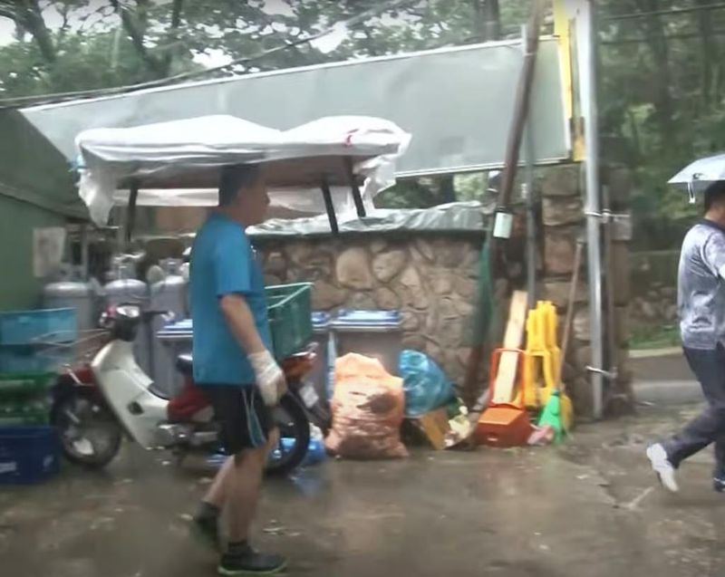 Gokil! Pemilik Resto Bawa Makanan pakai Meja di Atas Kepala