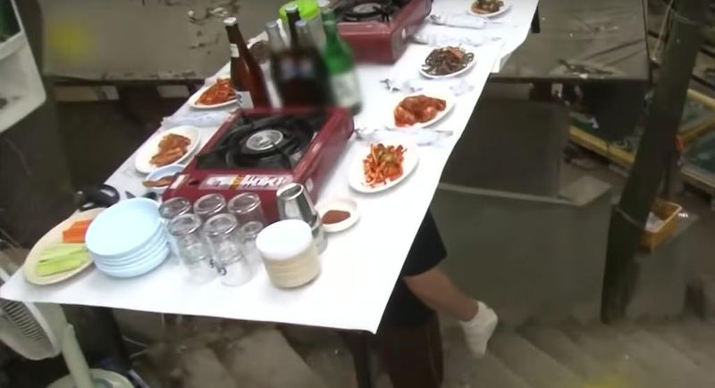Gokil! Pemilik Resto Bawa Makanan pakai Meja di Atas Kepala