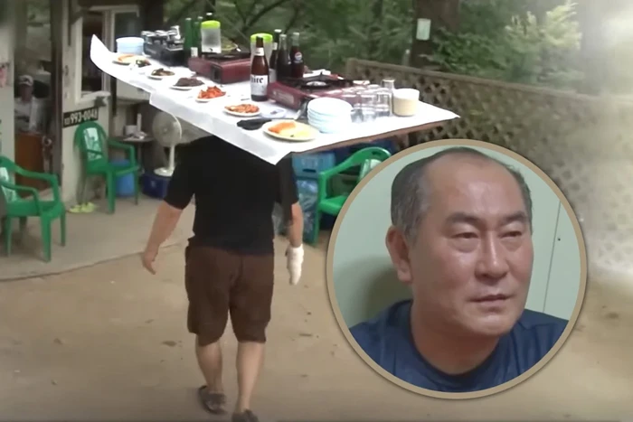 Gokil! Pemilik Resto Bawa Makanan pakai Meja di Atas Kepala