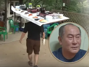 Gokil! Pemilik Resto Bawa Makanan pakai Meja di Atas Kepala
