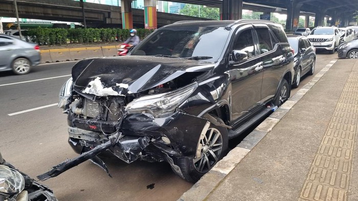 Penampakan mobil fortuner tabrak 4 mobil di Jaktim