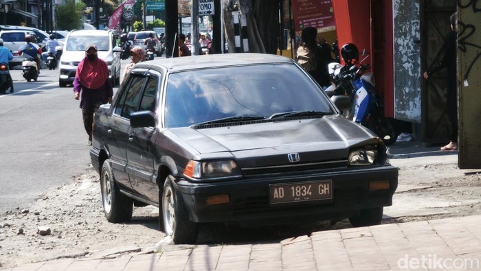 Penampakan mobil sedan jenis Honda Civic yang terlibat tabrak lari saat terparkir di jalan Gatot Subroto, Kecamatan Serengan, Kota Solo, Jumat (11/7/2025).