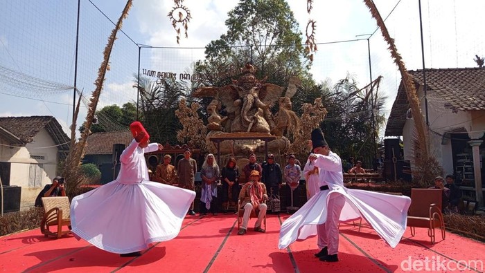 Penampilan dari salah satu kelompok seni dalam rangkaian Festival Lima Gunung (FLG) XXIV di Tutup Ngisor, Sumber, Dukun, Kabupaten Magelang, Jumat (11/7/2025).