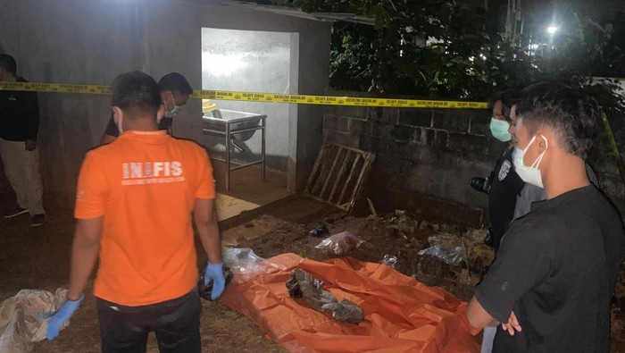 Polisi saat melakukan olah TKP penemuan bayi di makam di Dusun Brubuh, Desa Ngadirojo Lor, Kecamatan Ngadirojo, Kabupaten Wonogiri, Kamis (10/7/2025).