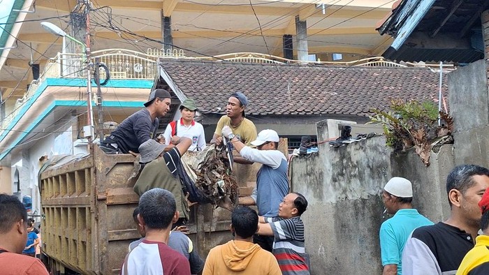 Pengangkutan sampah pascabanjir di Mataram, Jumat (11/7/2025). (Nathea Citra)