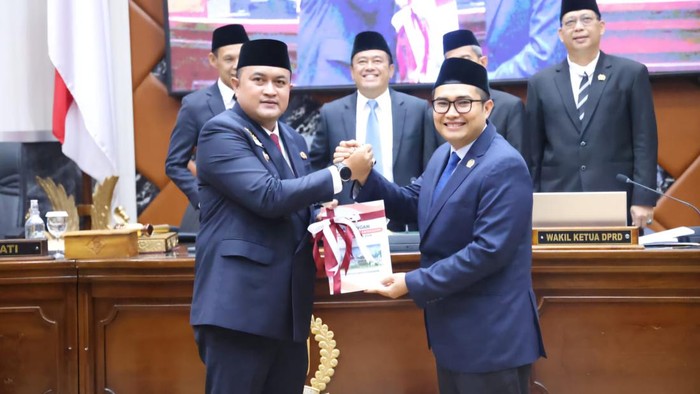 Pengesahan tiga raperda.