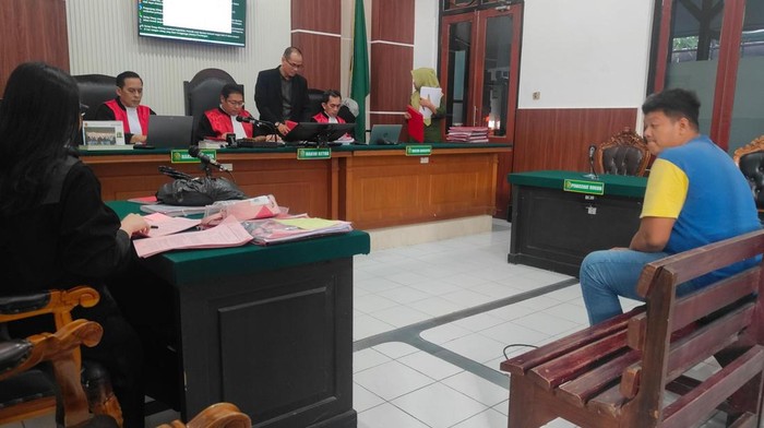 Ilham Akbar Pratama Ramadhan, terdakwa penipuan modus ekspedisi fiktif dari dalam penjara saat sidang di PN Surabaya