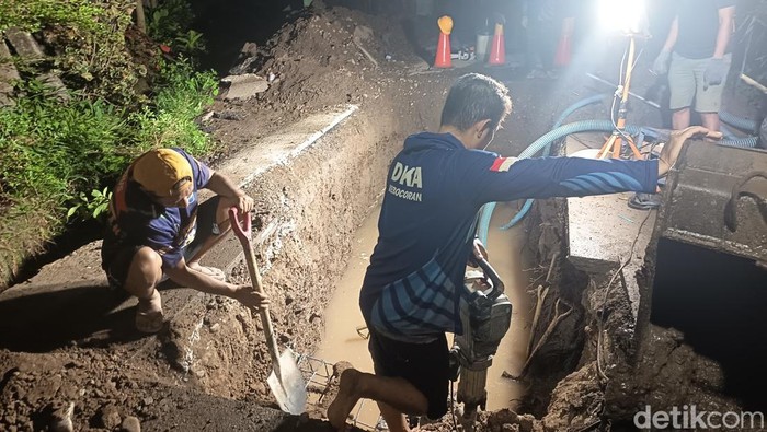 Perbaikan pipa bocor di Jalan Beringin, Kabupaten Gowa.
