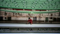 Perajin terpaksa bekerja lembur demi mengejar target pesanan yang meningkat drastis. ANTARA FOTO/MOhammad Ayudha