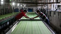 Pesanan batik seragam naik hingga 60 persen dibanding hari biasa selama bulan Juli. ANTARA FOTO/MOhammad Ayudha