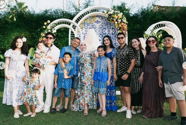 Digelar outdoor, pesta ultah Aurel ramai dihadiri para anggota keluarga. Anang-Ashanty dan Krisdayanti tampak turut hadir dengan mengajak anak-anak mereka. Foto: Instagram/@aurelie.hermansyah