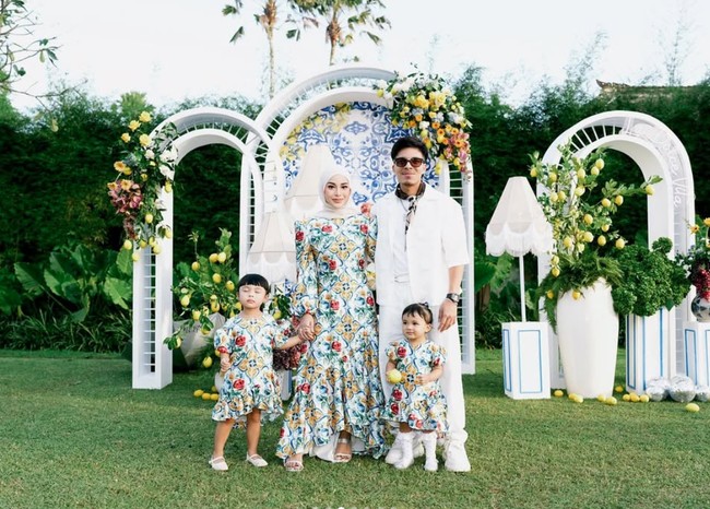Di perayaan ulang tahunnya kali ini Aurel memilih gaya busana summer garden party dengan warna dan motif cerah yang membuat penampilan terlihat segar. Foto: Instagram/@aurelie.hermansyah