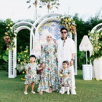 Di perayaan ulang tahunnya kali ini Aurel memilih gaya busana summer garden party dengan warna dan motif cerah yang membuat penampilan terlihat segar. Foto: Instagram/@aurelie.hermansyah