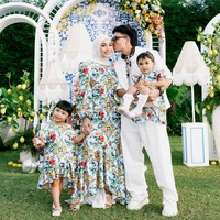 Aurel bersama kedua putrinya tampil kompak kenakan dress seragam nuansa floral motif keramik mediterania. Bermodel long dress dan memiliki potongan lurus, bagian bawahnya memiliki detail aksen ruffle. Aurel sendiri melengkapi penampilannya dengan hijab berwarna putih. Foto: Instagram/@aurelie.hermansyah