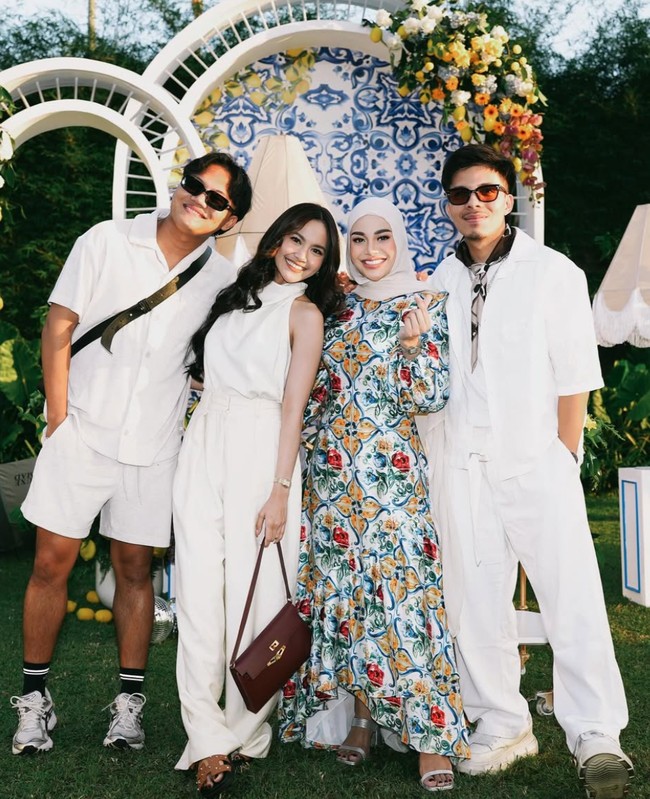 Sahabat Aurel, Mahalini dan Rizky Febian juga terliha turut hadir. Ayah dan ibu Selina itu tampil kompak berbusana putih, senada dengan Ata yang juga mengenakan busana putih. Foto: Instagram/@aurelie.hermansyah