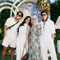 Sahabat Aurel, Mahalini dan Rizky Febian juga terliha turut hadir. Ayah dan ibu Selina itu tampil kompak berbusana putih, senada dengan Ata yang juga mengenakan busana putih. Foto: Instagram/@aurelie.hermansyah