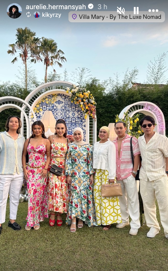 Beberapa tamu undangan yang hadir juga mengenakan busana bernuansa floral. Warna cerah tersebu juga membuat penampilan Aurel jadi terlihat semakin segar. Foto: Instagram/@aurelie.hermansyah