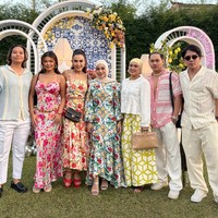 Beberapa tamu undangan yang hadir juga mengenakan busana bernuansa floral. Warna cerah tersebu juga membuat penampilan Aurel jadi terlihat semakin segar. Foto: Instagram/@aurelie.hermansyah