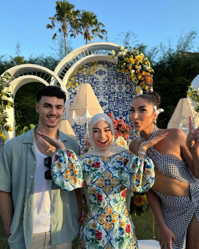 Semakin cantik di usia 27 tahun, tubuh Aurel kini juga terlihat semakin langsing yang makin menunjang penampilannya. Dalam foto terlihat Aurel yang berpose bersama saudaranya, Millen Cyrus. Foto: Instagram/@aurelie.hermansyah