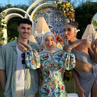 Semakin cantik di usia 27 tahun, tubuh Aurel kini juga terlihat semakin langsing yang makin menunjang penampilannya. Dalam foto terlihat Aurel yang berpose bersama saudaranya, Millen Cyrus. Foto: Instagram/@aurelie.hermansyah