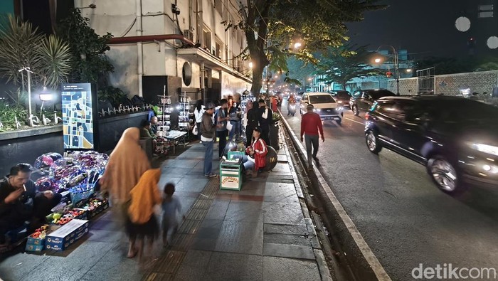 PKL Kembali Padati Jalan Asia Afrika Bandung