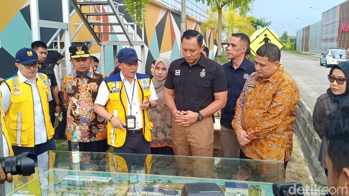 Plh Kepala BPPW Sulsel, Albert Reinaldo memberi pemaparan fungsi dan sistem kerja sembari memperlihatkan site plan seluruh kawasan IPAL Losari.