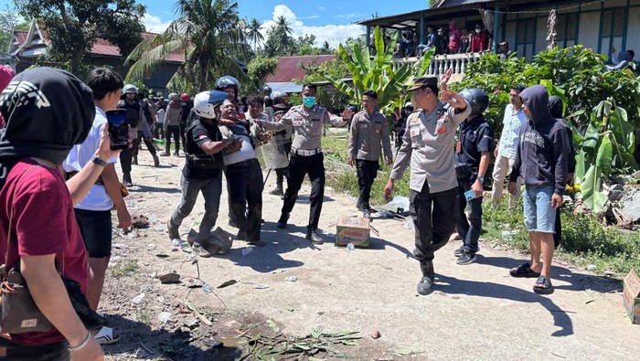 Kepala Puskesmas (Kapus) Alu bernama Jamaluddin di Kabupaten Polewali Mandar (Polman), Sulawesi Barat (Sulbar), diduga menjadi korban salah tangkap.