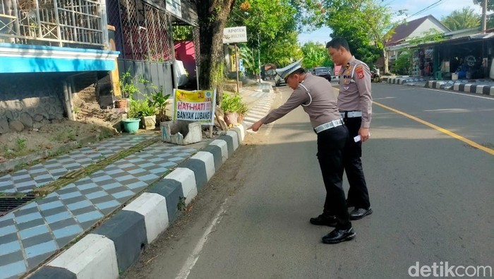 Polisi melakukan olah TKP di lokasi kecelakaan Kabid Damkar Parepare Agus Mawardi.