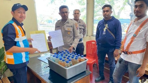 Polisi menyita ratusan botol miras berbagai jenis di Pelabuhan Tenau, Kota Kupang, NTT. (Foto: Dok. Polresta Kupang Kota)