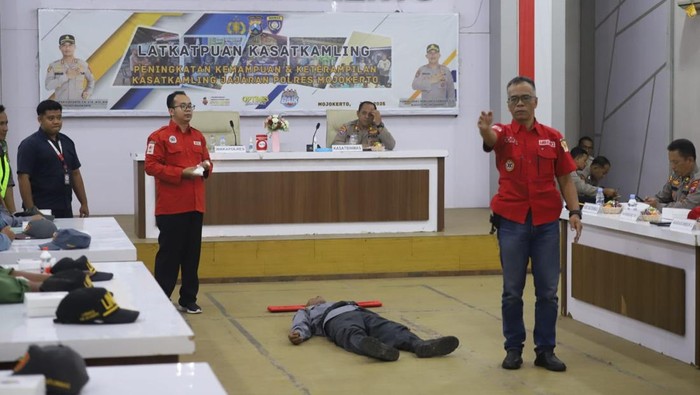 Polres Mojokerto gembleng 60 linmas