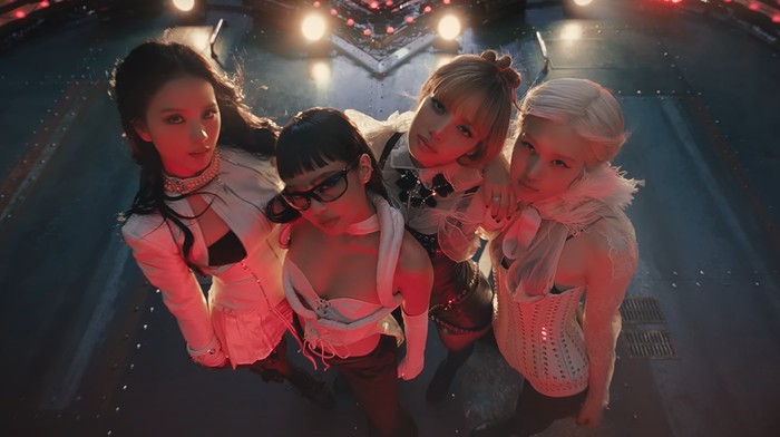 Pose terakhir BLACKPINK dalam ending Music Video 뛰어(JUMP). (dok. YouTube @BLACKPINK).
