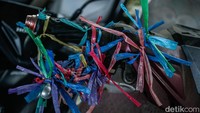 Saking lamanya, sepeda motor itu telah penuh dengan tanda tali plastik di beberapa bagian seperti spion, rem, plat nomor, bracket, body bahkan cakram depan.