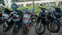 Jika ditotal, tagihan parkir motor tersebut mencapai Rp 21,9 juta atau setara motor baru, diketahui tarif parkir inap di Stasiun Tambun sebesar Rp 15 ribu per malam.