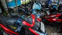 Selain Yamaha Xeon, ada pula tiga motor lain yang telah lama menginap seperti Yamaha Gear, Suzuki Skywave, dan Honda Blade. Ketiganya telah menginap enam hingga delapan bulan. Tak jauh beda, kondisi motor itu juga telah ditandai tali warna-warni di beberapa titik motor.